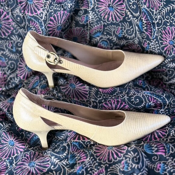 Elegant Circa Joan and David Gold Leather Cutout Textured Pump with Buckle - Picture 1 of 3